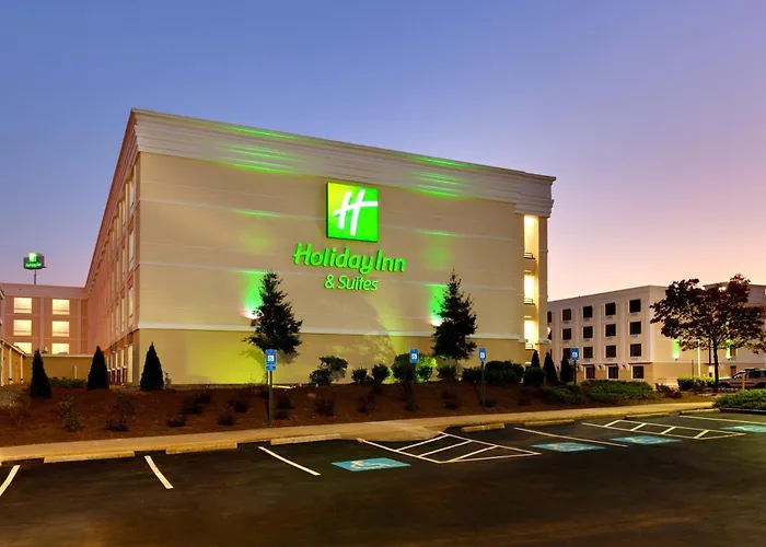 Hotel with pool: Holiday Inn & Suites Atlanta Airport North By Ihg